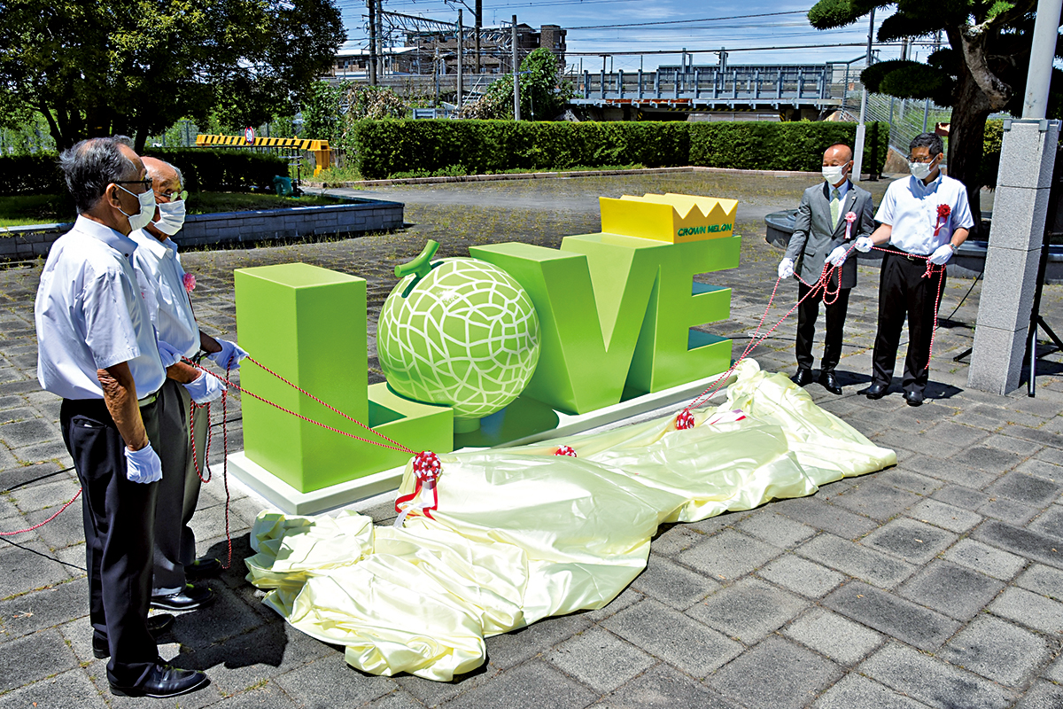 クラウンメロン栽培100年を記念し、愛野駅南口モニュメントを設置